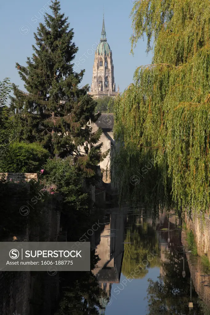 France, Normandy,  Basse-Normandie, Calvados, Bayeux, Aure river and cathedral