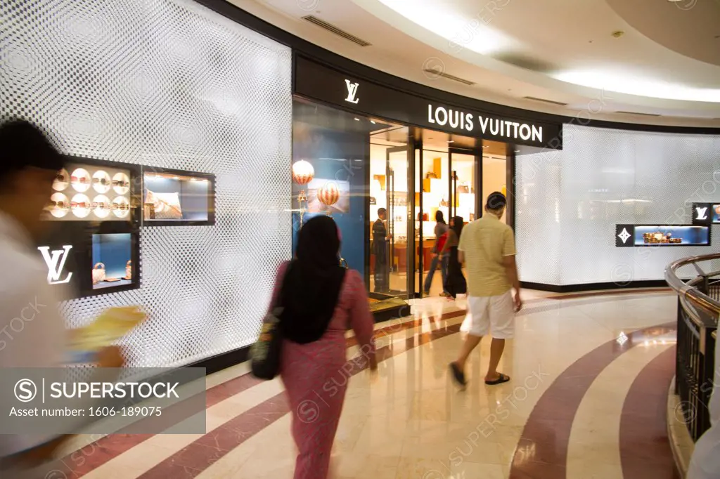 Malaysia, Kuala Lumpur, Suria KLCC shopping center inside Petronas Towers, Louis Vuitton shop