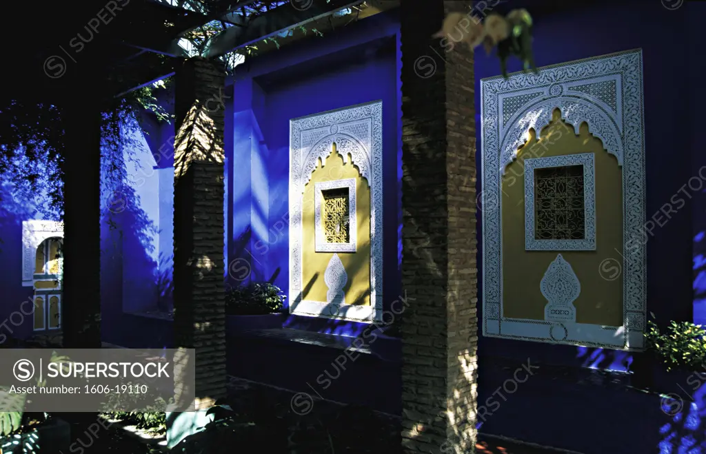 Maroc, Marrakech, jardin Majorelle, façade bleue d'un batiment, piliers en brique