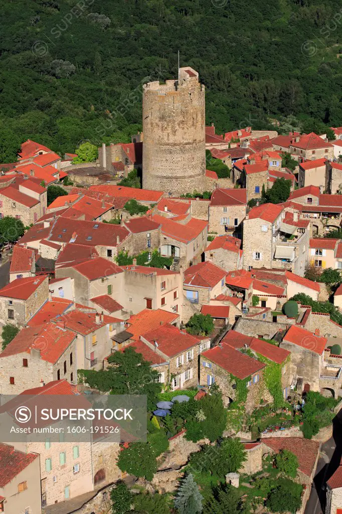 France, Puy-de-Dôme (63), Montpeyroux, perched village is dominated by the silhouette of a tower dating from the thirteenth century, it was labeled the most beautiful villages in France