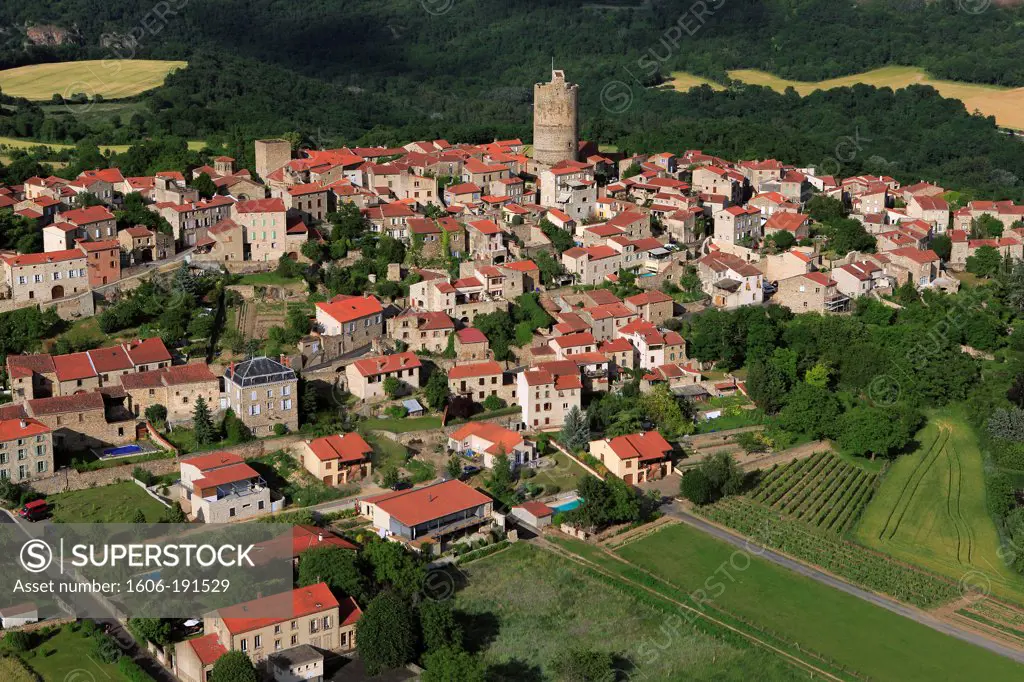 France, Puy-de-Dôme (63), Montpeyroux, perched village is dominated by the silhouette of a tower dating from the thirteenth century, it was labeled the most beautiful villages in France