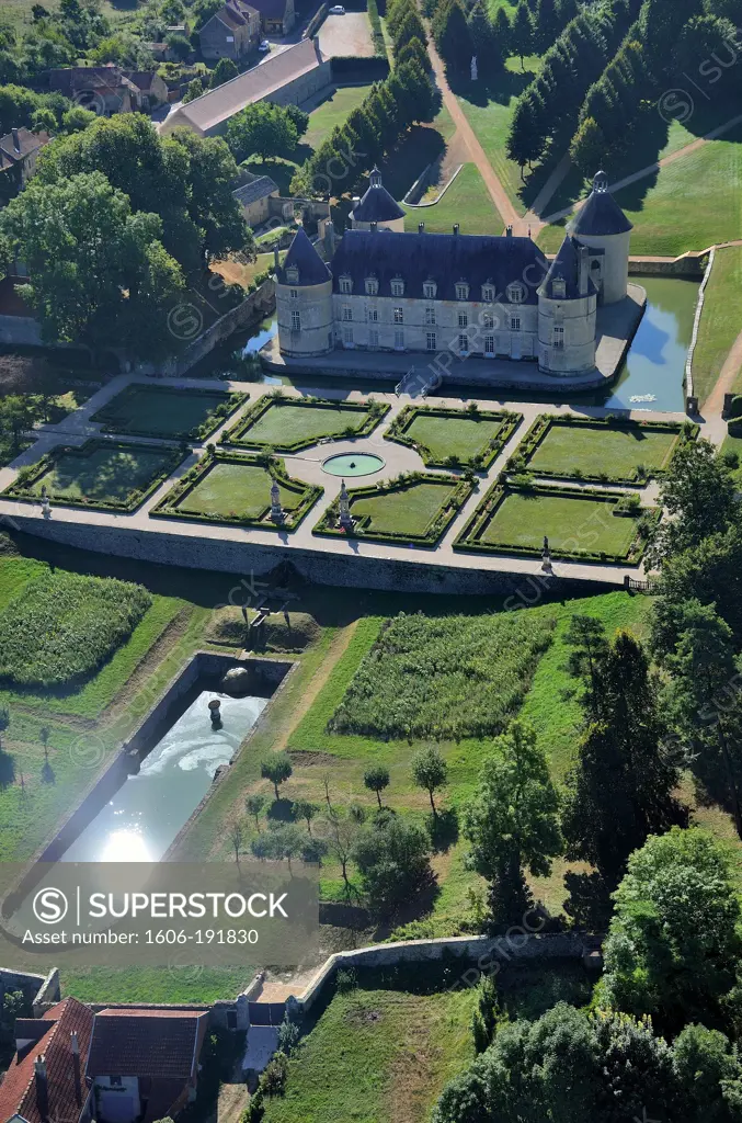 France, Bourgogne, Côte-d'Or (21), Bussy-le-Grand, castle of Bussy-Rabutin, aerial view
