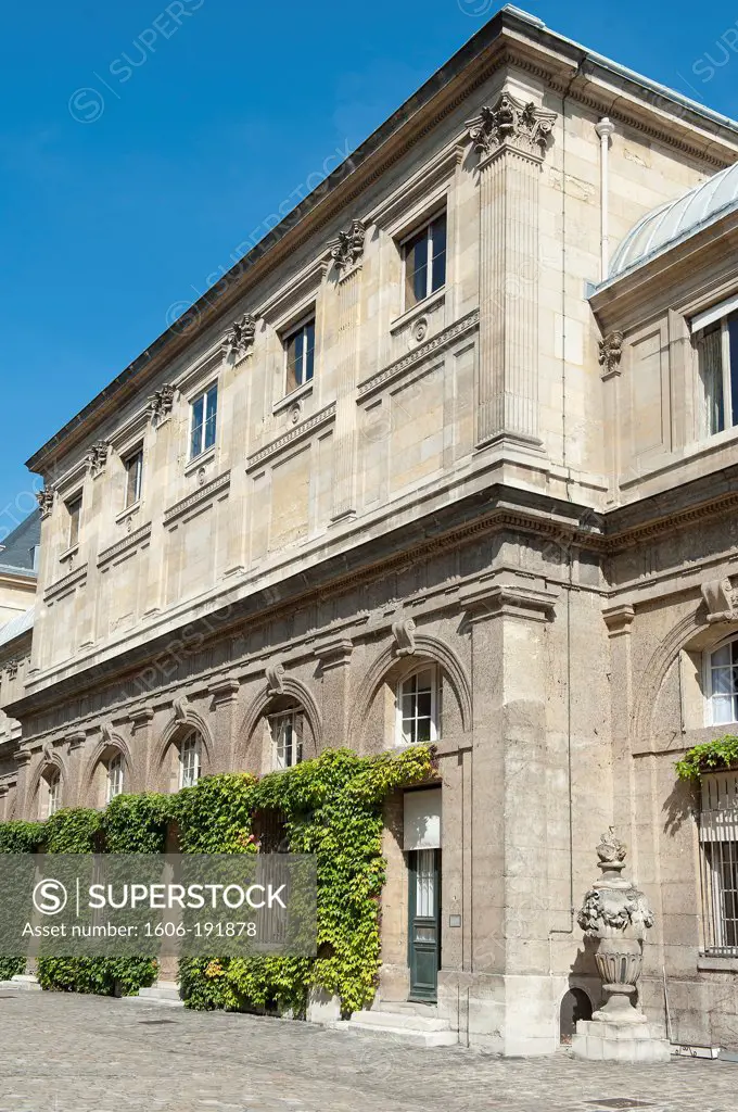 Paris 6th district - The Institute of France - In the second yard, yard Hippolyte Lebas, facade of the batiment of the big room of the sessions of the Academy
