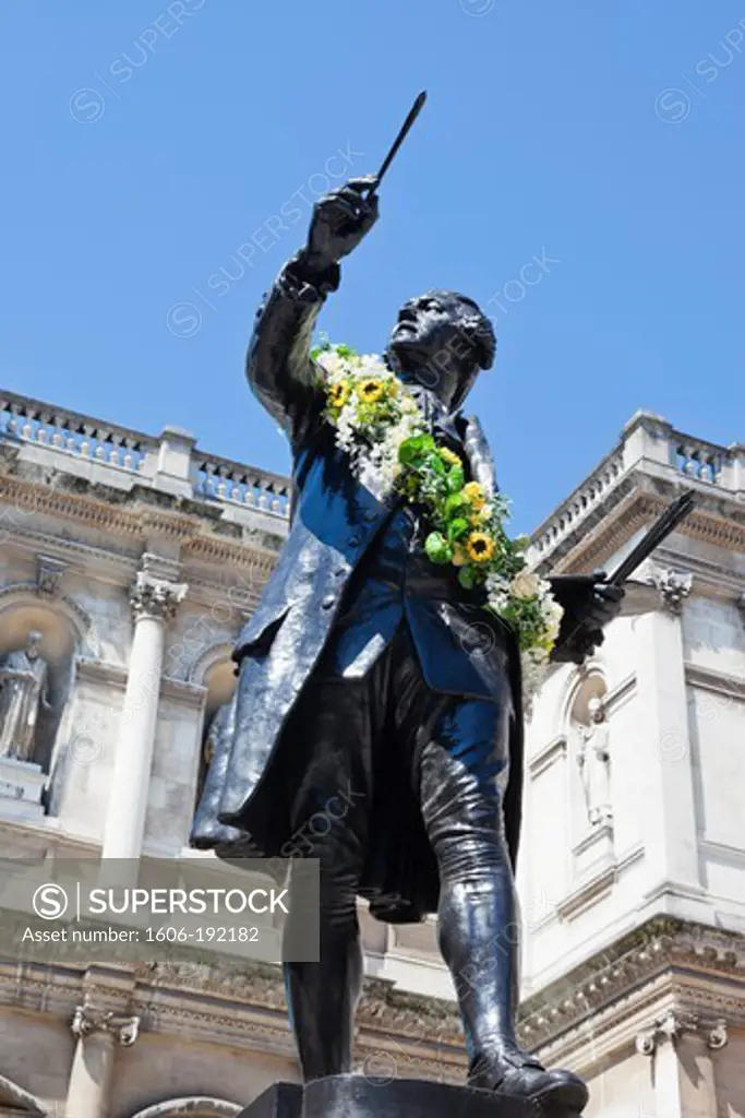 England,London,Piccadilly,Burlington House,The Royal Acadamy,Statue of Joshua Reynolds