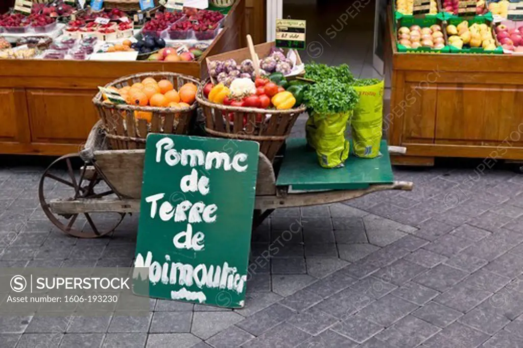 France, Vaucluse Department, Isle Sur La Sorgue, Vegetable Market Stall With A Billboard Firming Up The Origin Of The Potatoes, Vegetables In A Wheelbarrow
