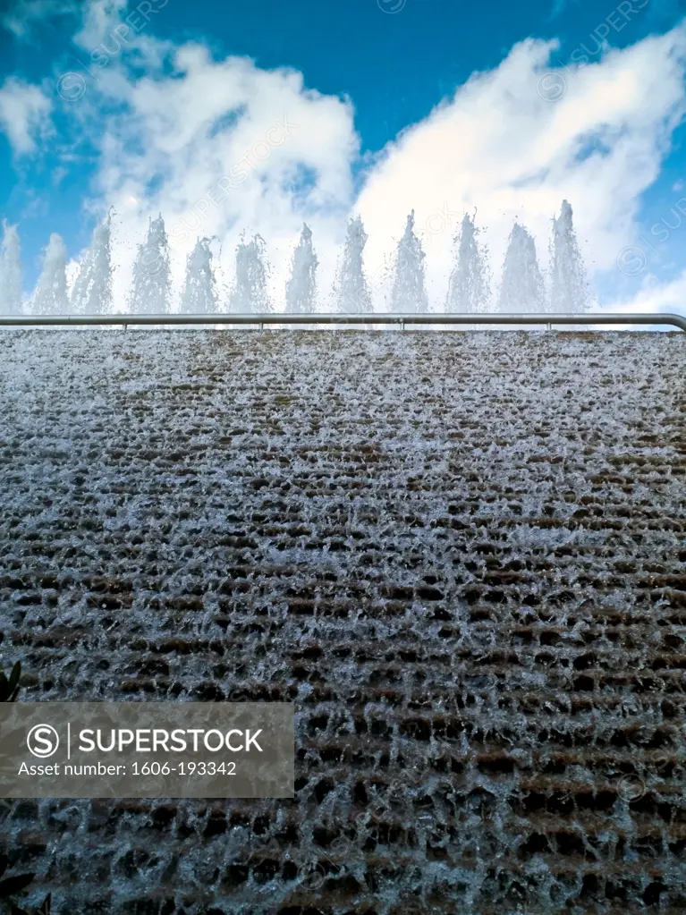 USA, District Of Columbia, Washington, Waterfall Foutain Of The National Gallery Of Art, View From A Low Angle View