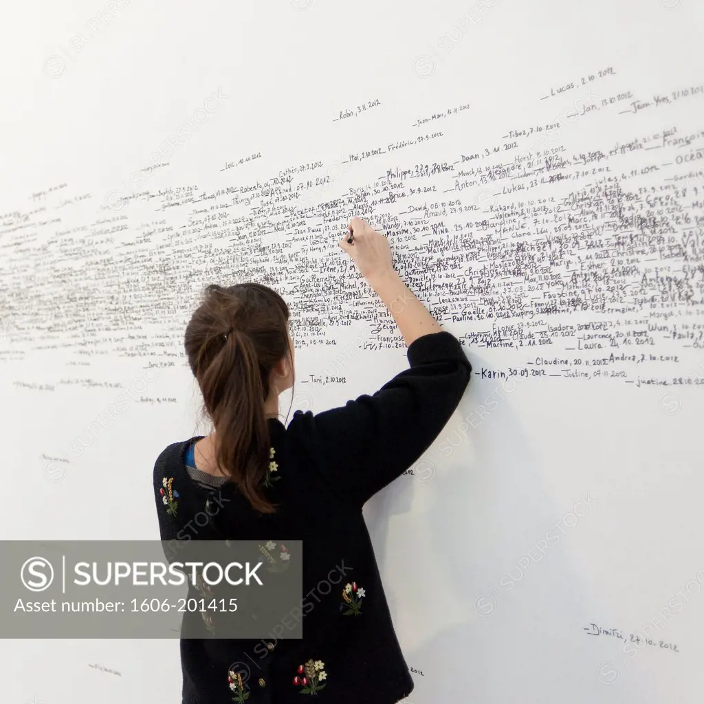 Paris 16Th District - Museum Of Modern Art Of The City Of Paris - Exhibition Of The Contemporary Slovak Artist Roman Ondak - Works ' Measuring The Universe ', Every Visitor Sees Joining On The Wall Its Size, Its First Name And The Date Of Its Visit. The W