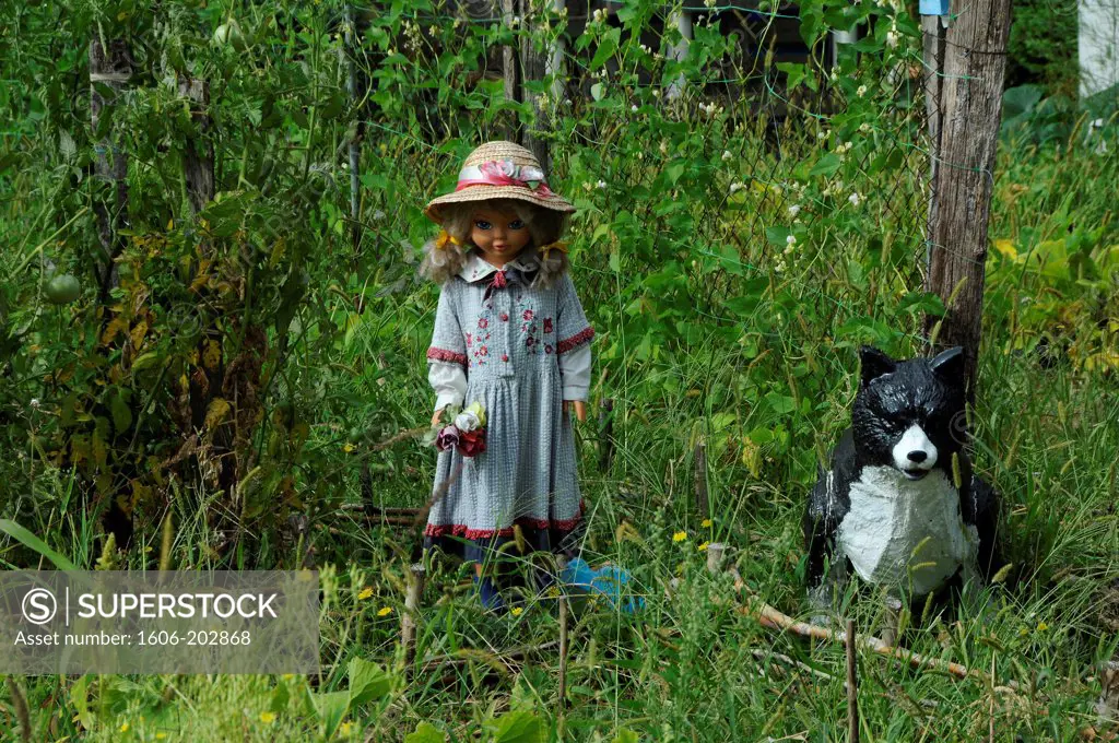 France, Aquitaine, Dordogne, Mannequins Dressed In A Garden, Scarecrows.