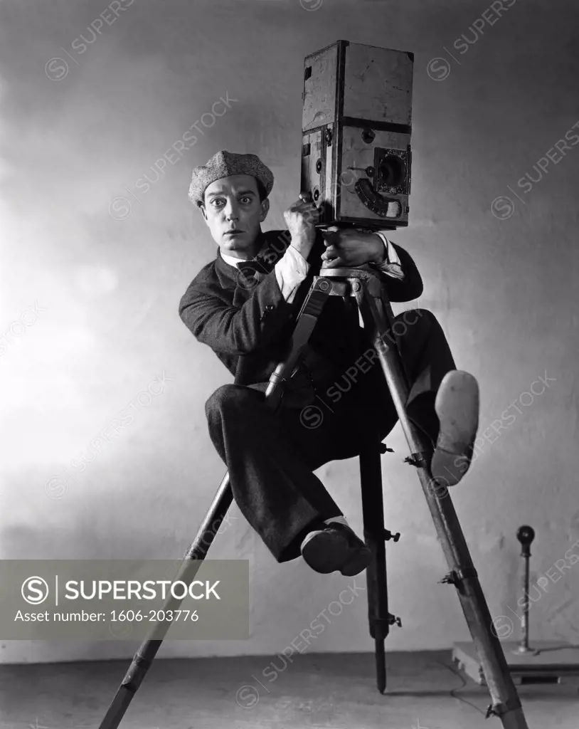 Buster Keaton, The Cameraman, 1928 directed by Edward Sedgwick (Metro-Goldwyn-Mayer Pictures)