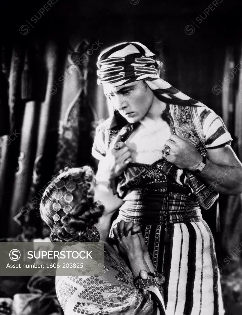 Vilma Banky and Rudolph Valentino, The Son of the Sheik, 1926 directed by George Fitzmaurice (United Artists, Collection Suns)