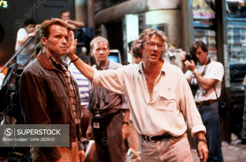 On the set, Paul Verhoeven directs Arnold Schwarzenegger, Total Recall , 1990 directed by Paul Verhoeven (TriStar Pictures)