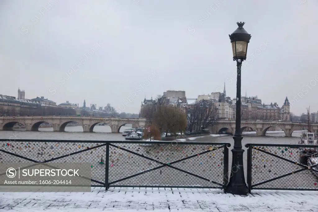 France, Paris, 1st district, Pont des Arts in winter