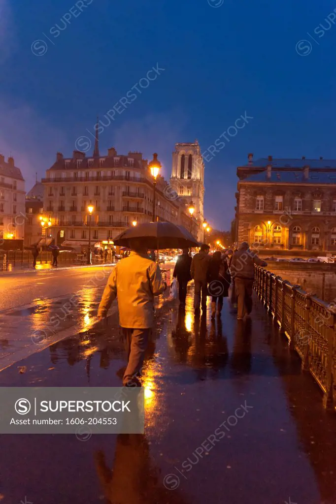 France, Paris, 4th district, Le Marais (The Marsh district), People walking on a bridge, Man with an umbrella