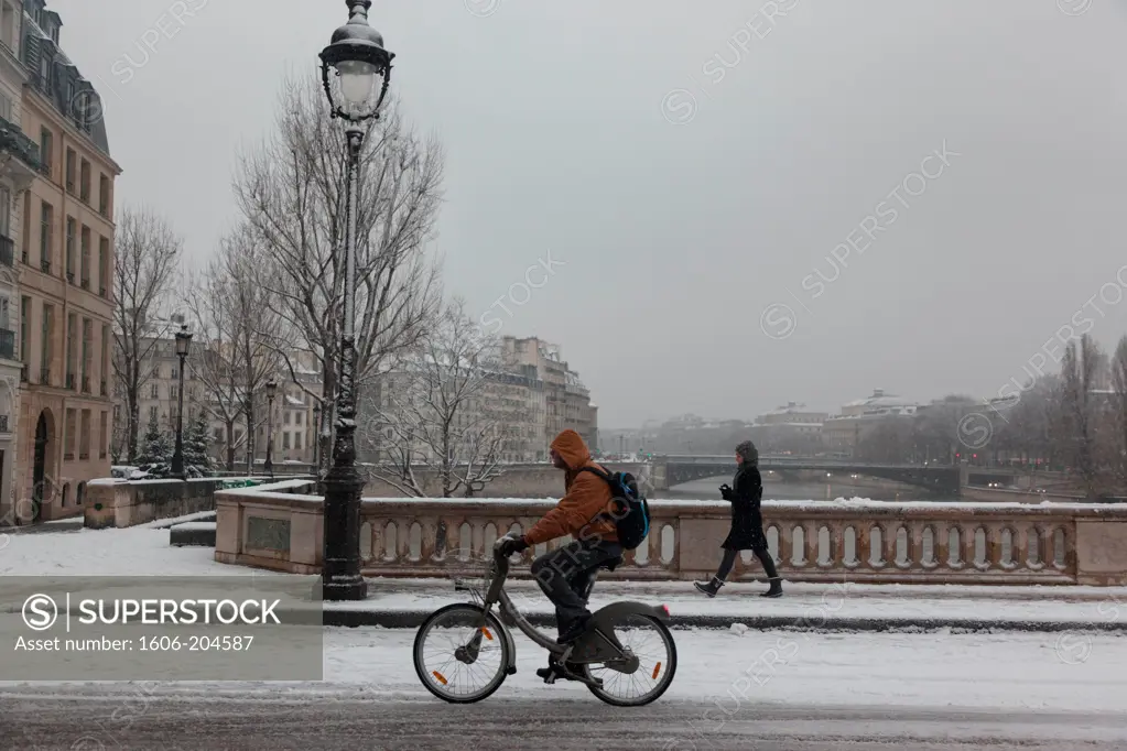 France, Paris, Pont Louis Philippe, People passing by