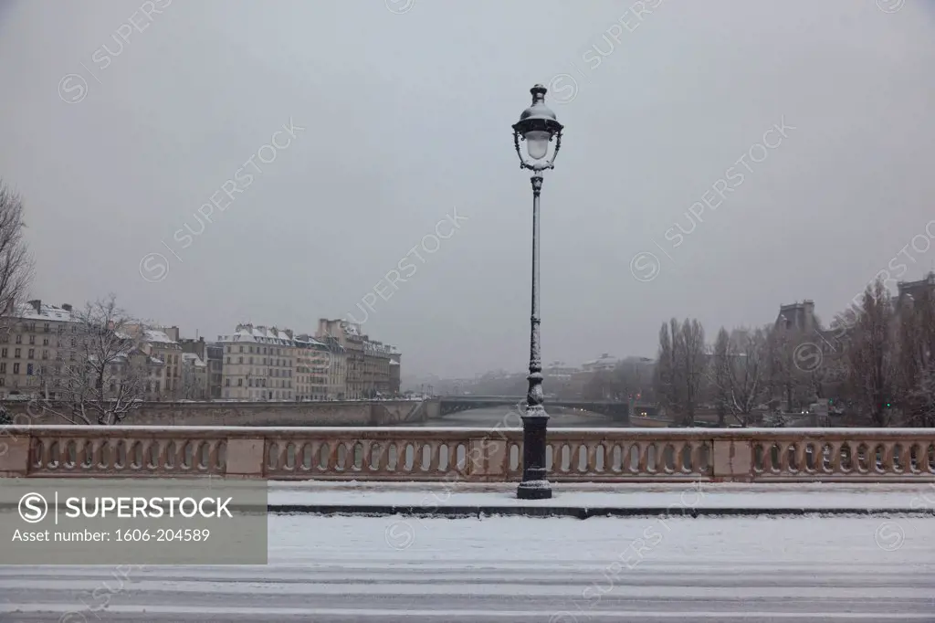 France, Paris, Pont Louis Philippe in winter