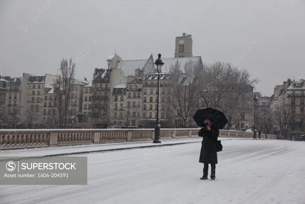 France, Paris, Pont Louis Philippe, Photographer, snowy day