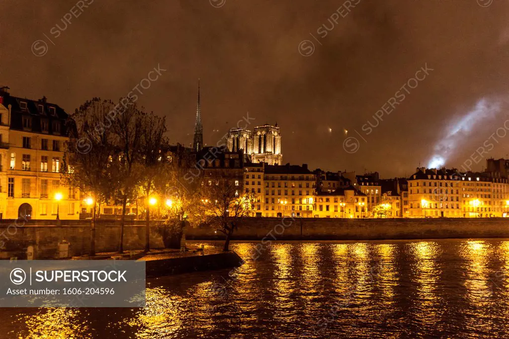 France, Paris, Île Saint Louis, View of Notre Dame Cathedral