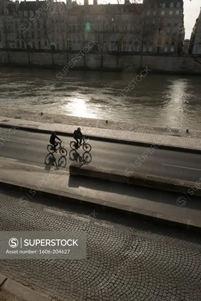 France, Paris, 4th district, Quai de l'Hotel de Ville, cyclists