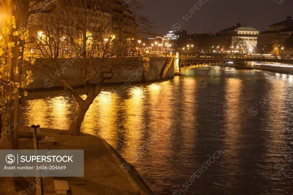 France, Paris, Île Saint Louis, Quai de Bourbon at night