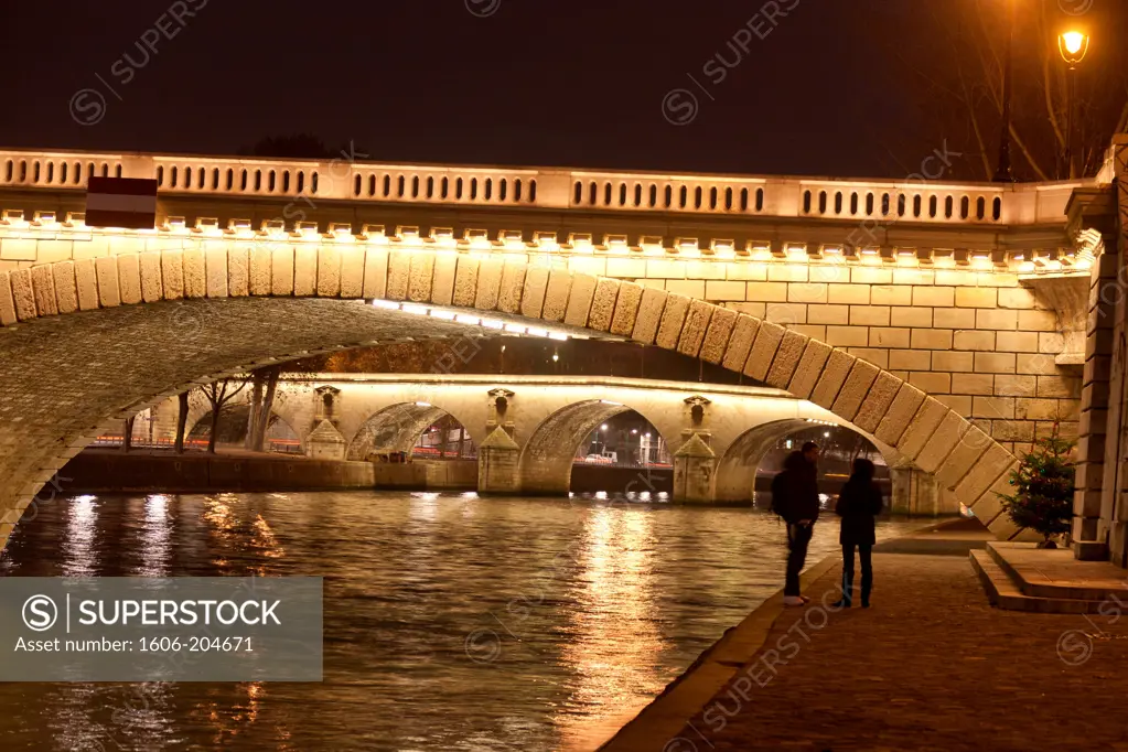 France, Paris, Pont Louis Philippe at night, People chatting