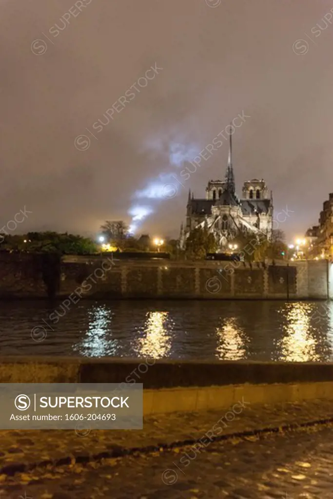 France. Paris. 4th district. île Saint Louis, Quai D'Orléans, View of Notre dame Cathedral