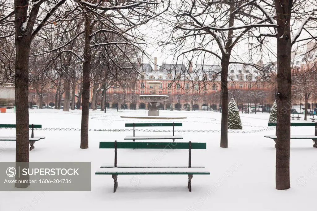 France, Paris, 3rd-4th districts, Place des Vosges, Public benches in winter