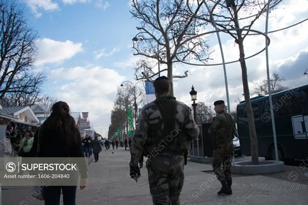France, Paris. 8th district. Champs-Élysées, soldiers