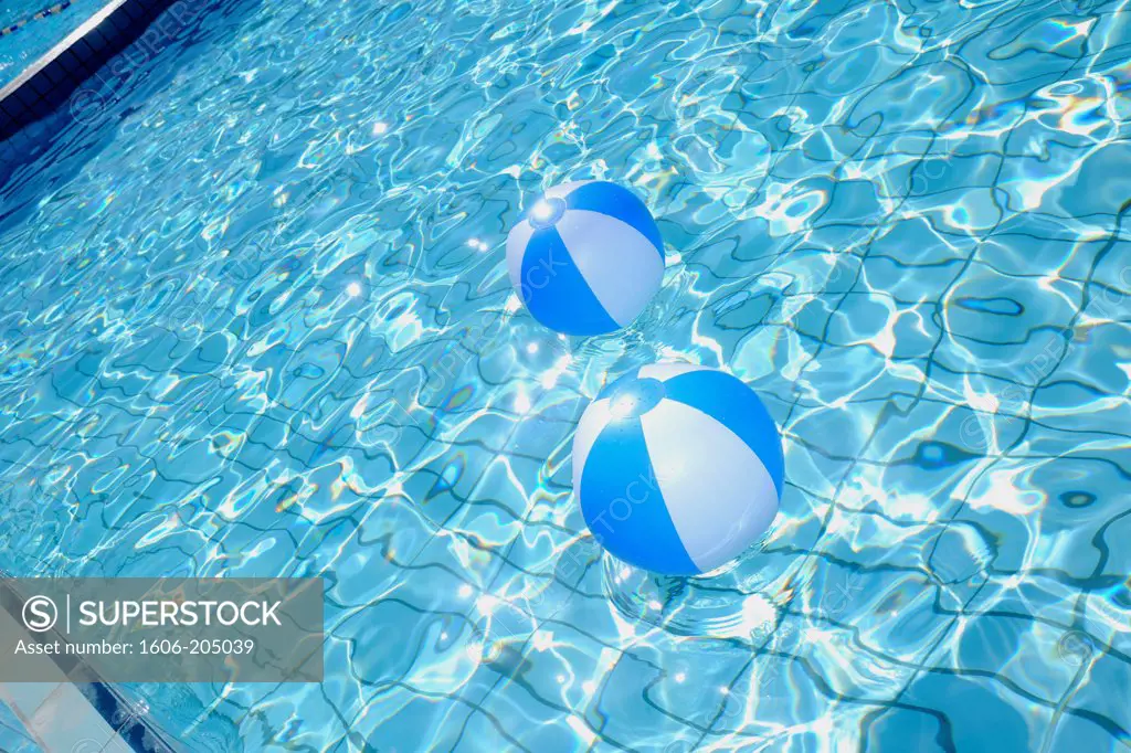 Inflatable ballsoons in a swimming-pool