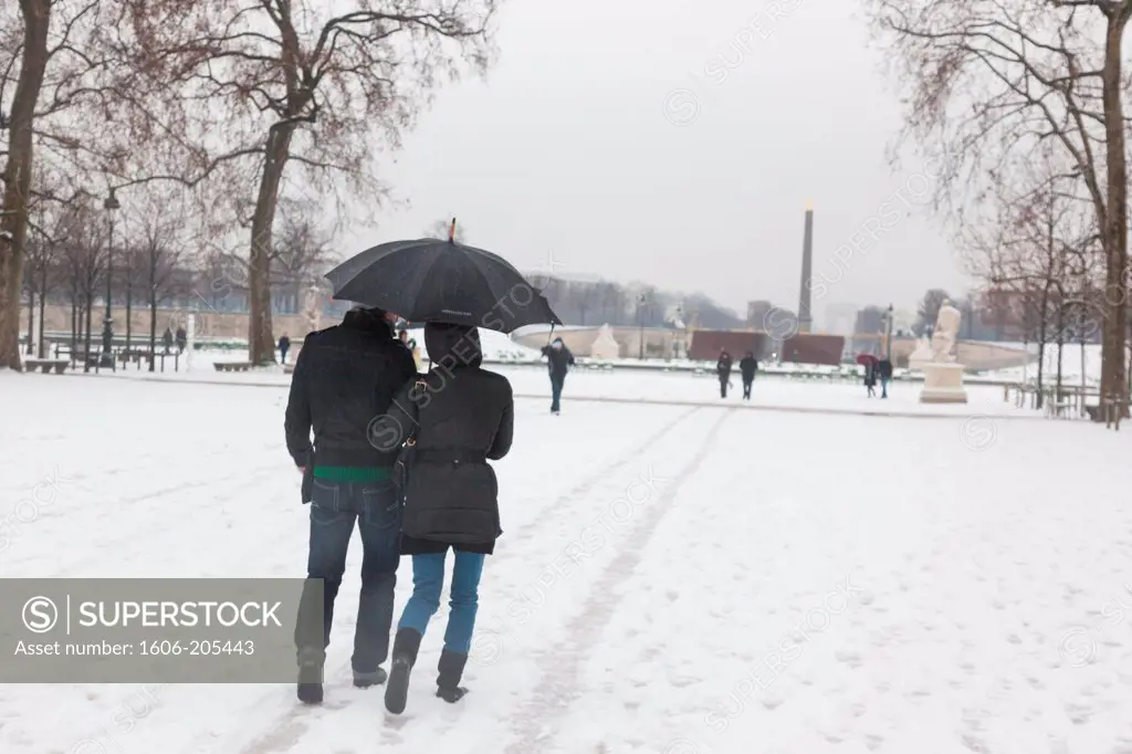 France, Paris, Jardins des Tuileries in winter, Couple