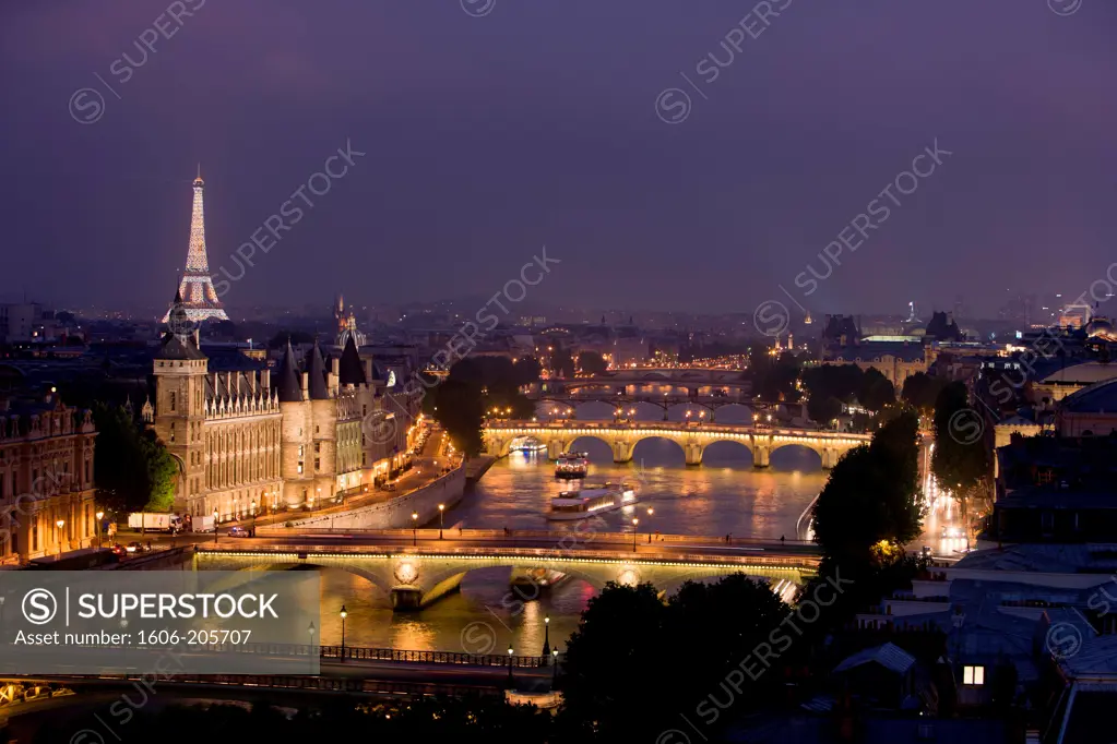 France. Paris. Elevated view of the Seine river and the bridges. view from The hotel de Ville bell tower.