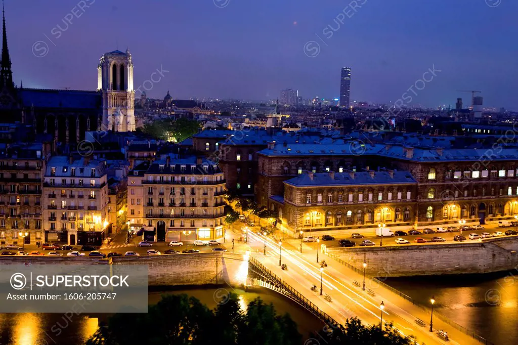 France, Paris, 4th district, View of Paris from the Hotel De Ville