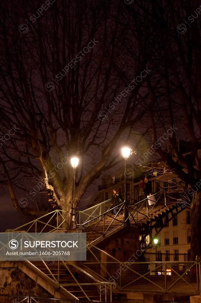 France, Paris, 11th district, Canal Saint Martin, footbridge at night