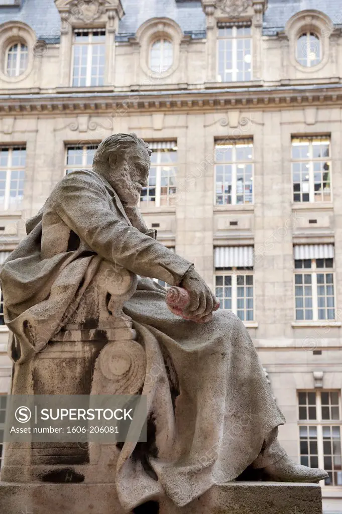 Paris 5th district, main courtyard of the Sorbonne, Victor Hugo's statue, work of Laurent Marqueste ( 1901 )