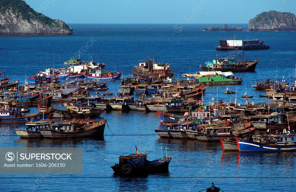 Ha-Long Bay. Floating fishing village. Vietnam.
