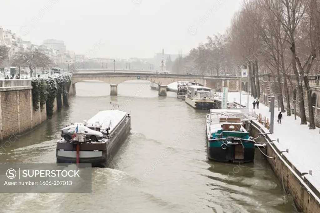 France, Paris, the River Seine in winter