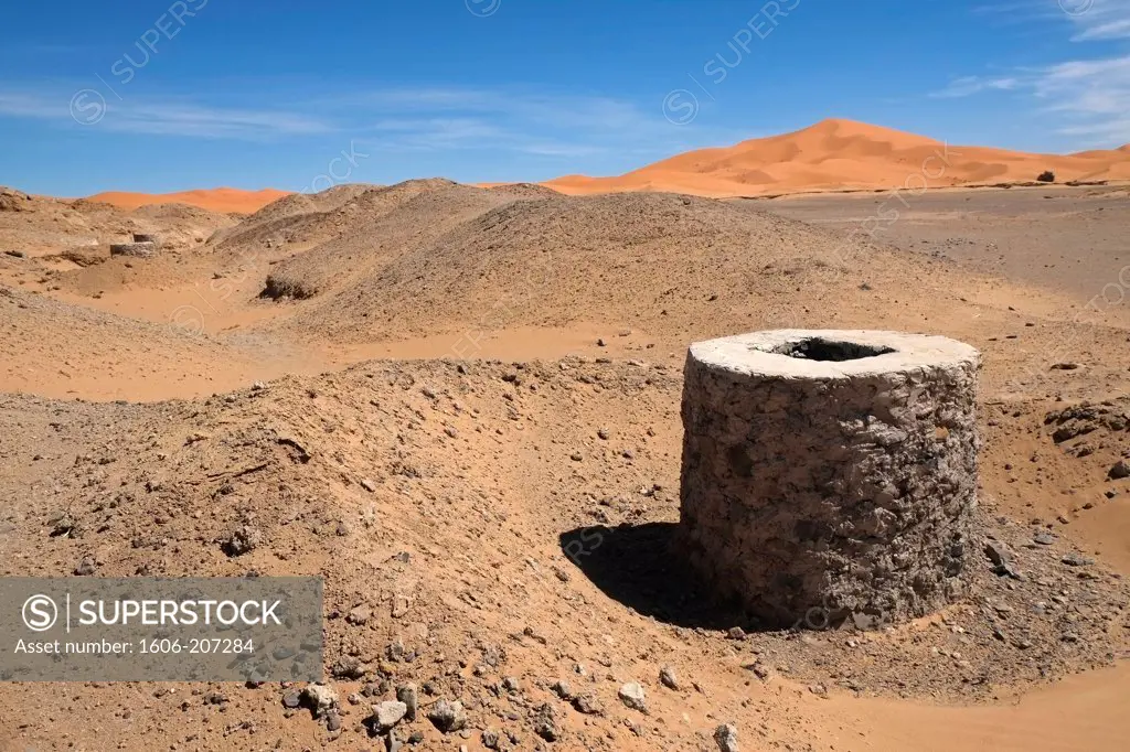 Africa, Morocco, erg Chebbi desert, sand dune, a well in the desert