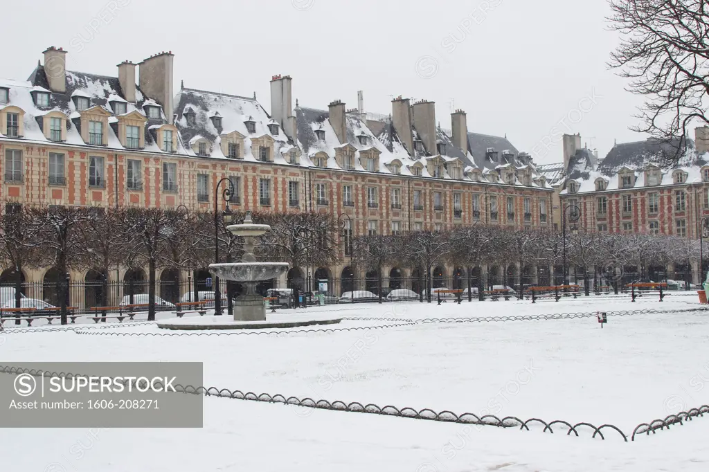FRANCE, Paris, place des Vosges in the snow