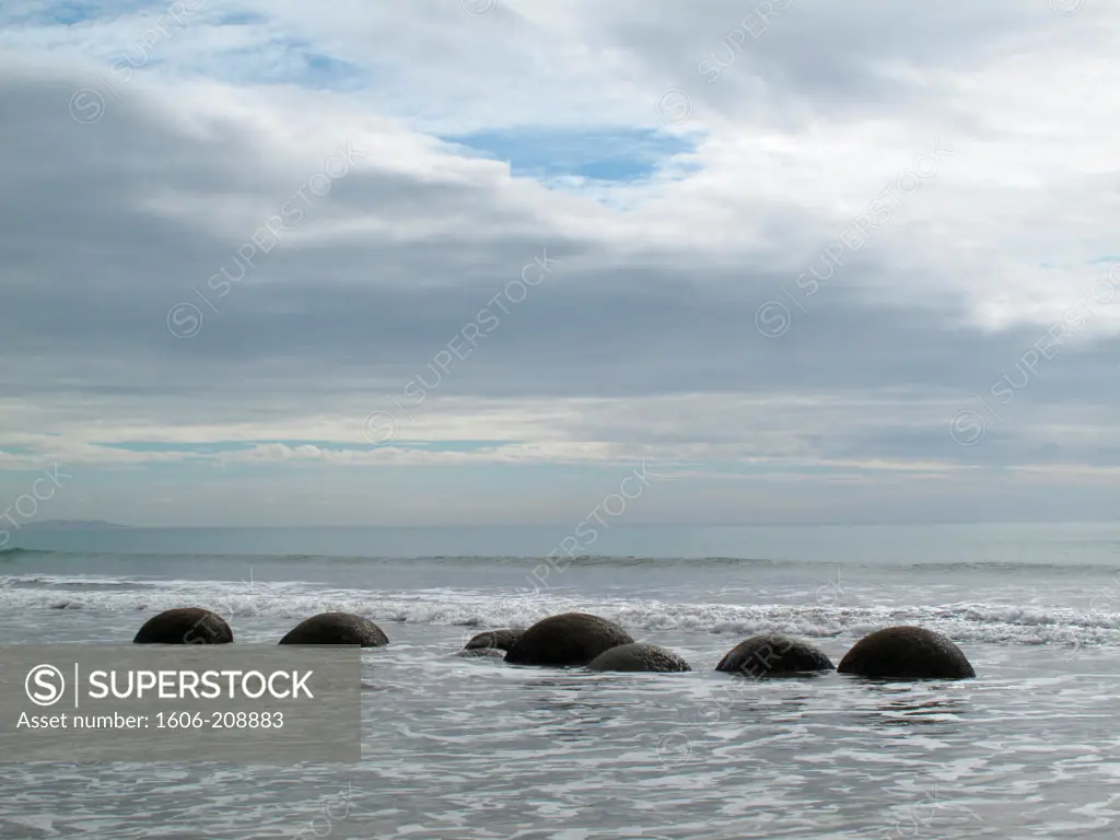 NEW ZEALAND South ISLAND Otago country MOERAKI BOULDERS big round boulders on the beach