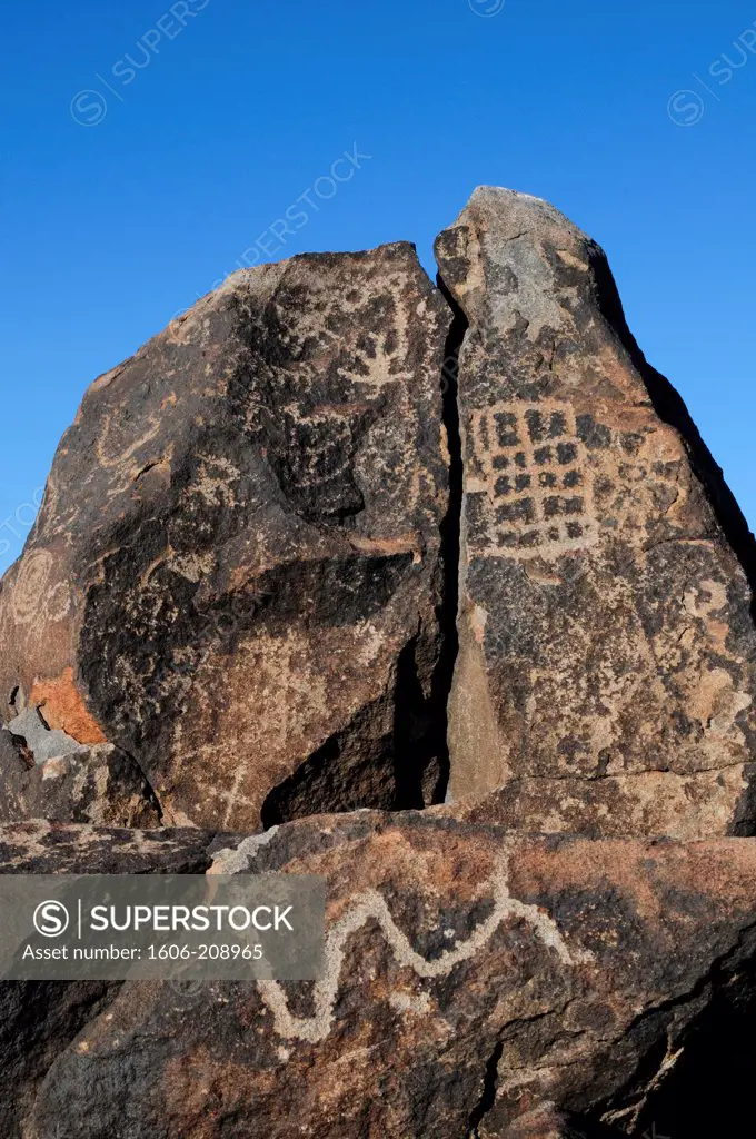 USA ARIZONA Painted Rocks site nearby GILA BEND boulders engraved with enigmatic signs dated from the Hohokam Classic Period 1200-1450 AD
