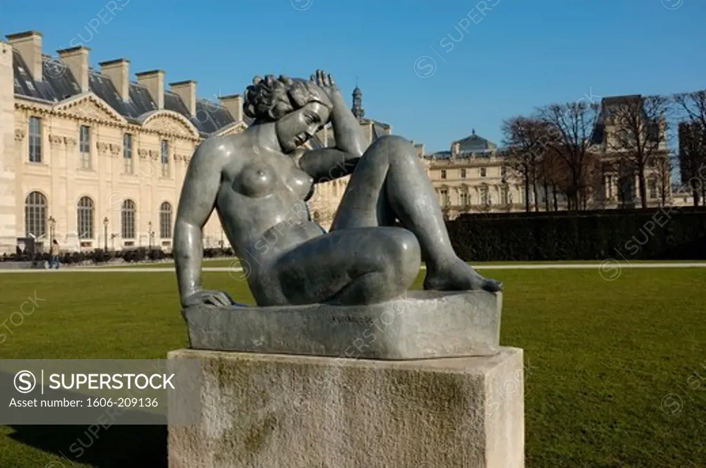 France, Paris, Le Louvre museum, Jardin des Tuileries, woman statue.