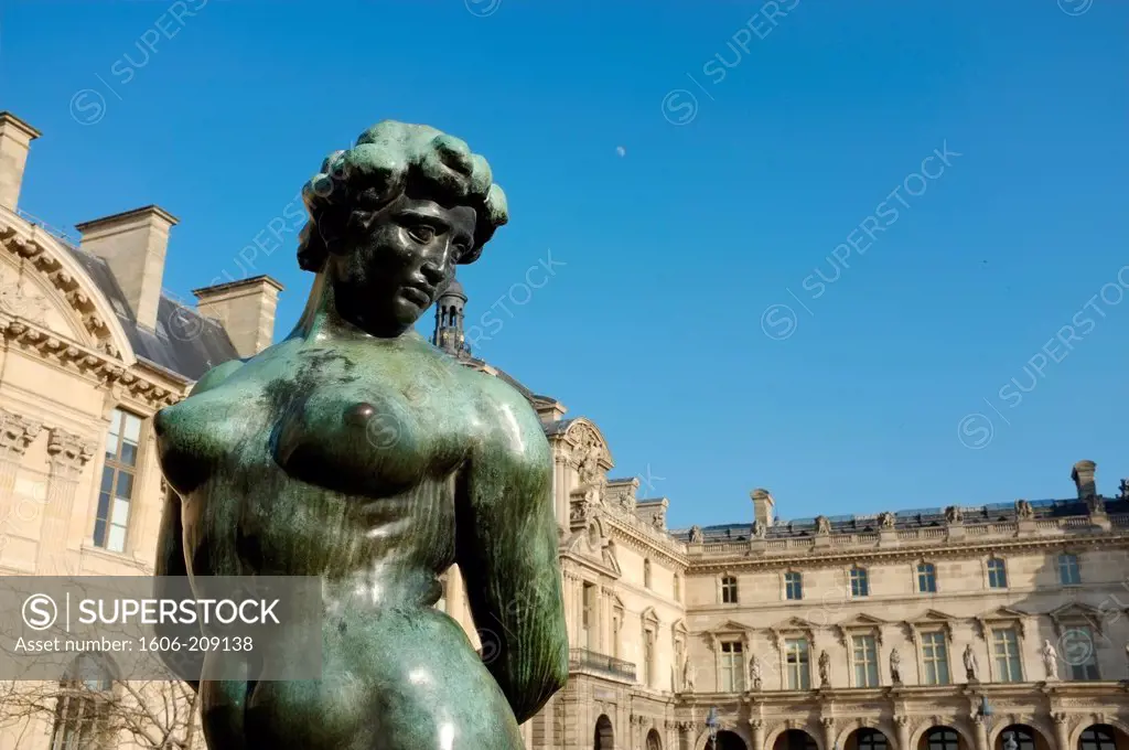 France, Paris, Le Louvre museum, Jardin des Tuileries, woman statue.