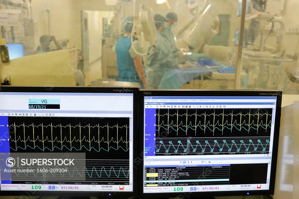 Heart surgery monitoring (catheterism) France.