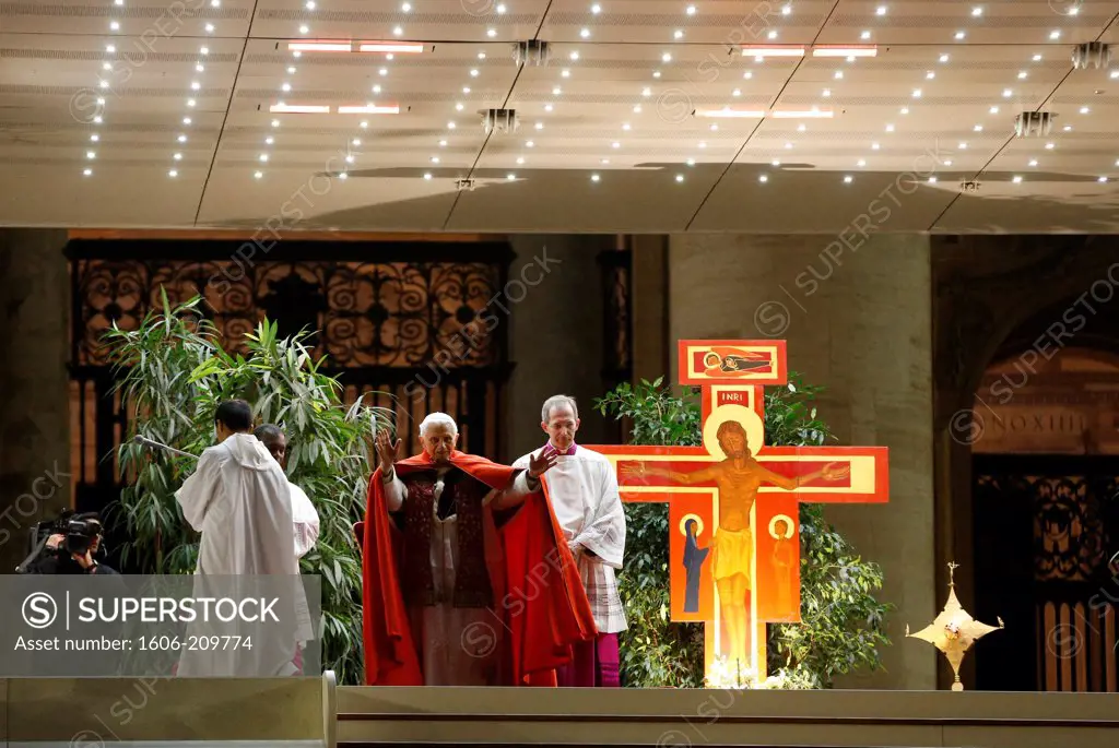 Pope Benedict XVI celebrates prayer with the pilgrims from Taize. St Peter's square. Rome. Italy.