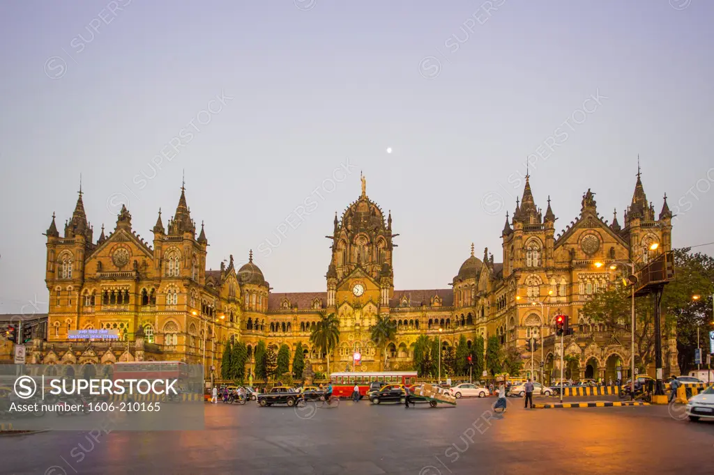 India, Maharastra State, Mumbay City, Dadabhai Naoroji Road and Victoria Station (Chatrapati Shivaji Terminal), Sunset