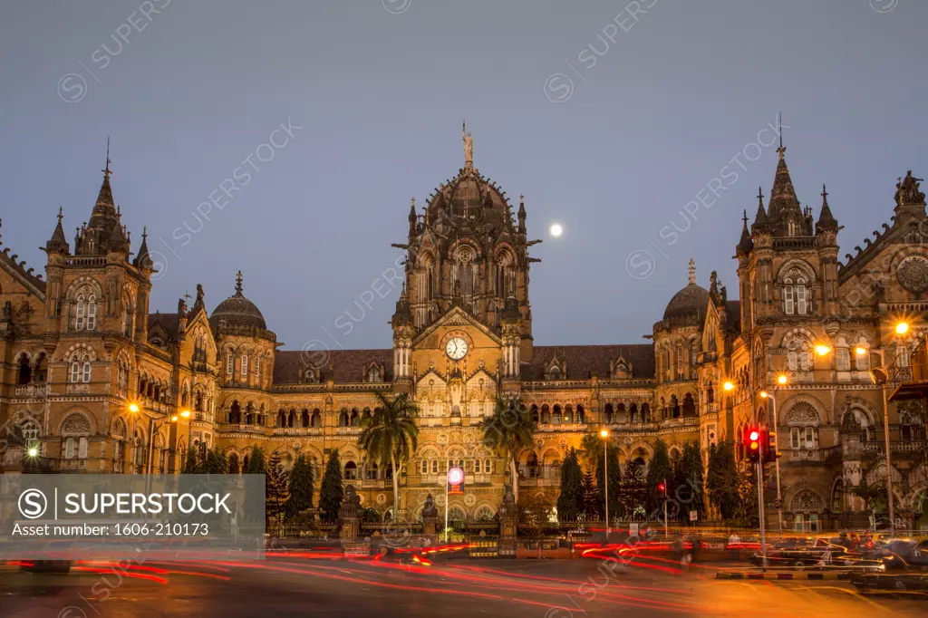 India, Maharastra State, Mumbay City, Dadabhai Naoroji Road and Victoria Station (Chatrapati Shivaji Terminal), Sunset