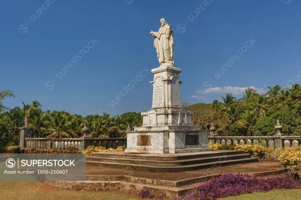 India, Goa State,Old Goa City (W.H.), Holly Heard Monument in front of St. Catherine of Alexandria Cathedral.