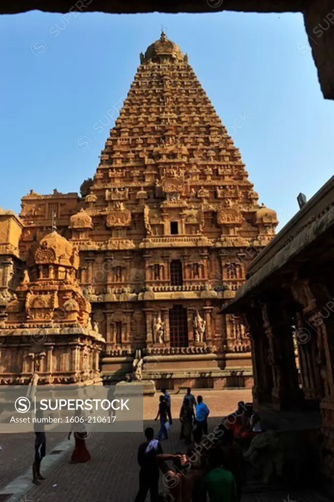 Tower (gopura) with sculpture of Brihadishwara Temple.Tanjore (Thanjavur),Tamil Nadu,Southeast India,Asia. The Greatest of Great Living Chola Temples-Unesco World Heritage Site