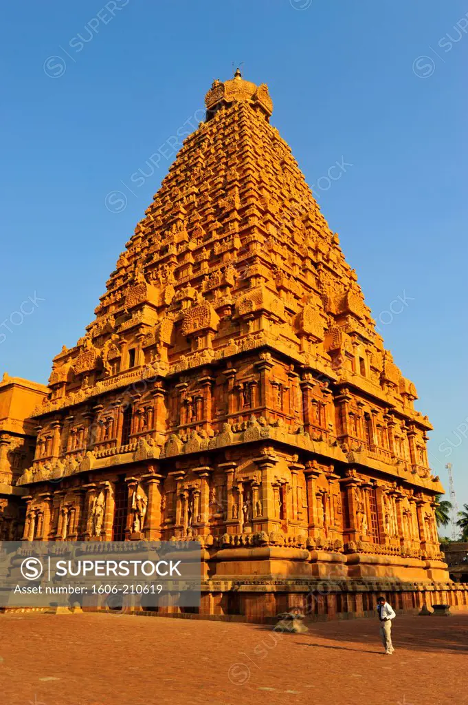 Tower (gopura) with sculpture of Brihadishwara Temple.Tanjore (Thanjavur),Tamil Nadu,Southeast India,Asia. The Greatest of Great Living Chola Temples-Unesco World Heritage Site