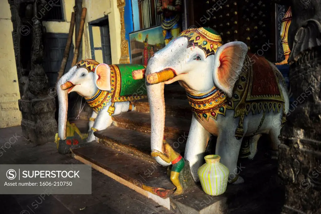 Elephant statue Inside of the Meenakshi hindu temple in Madurai,Tamil Nadu,South India,Asia