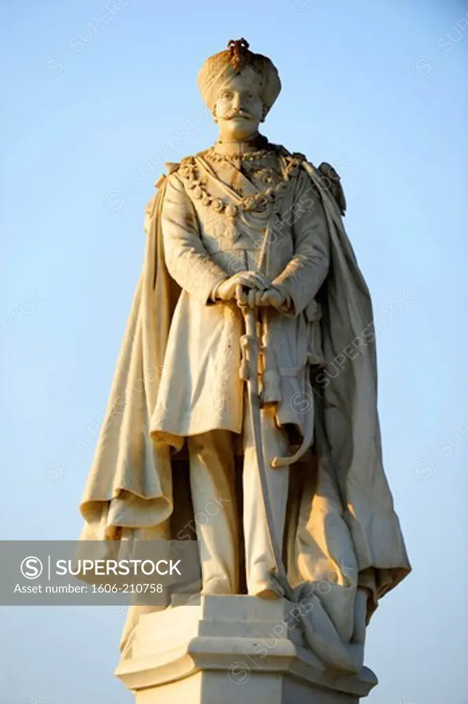 A statue of the Maharaja Krishnaraja Wodeyar in the centre of Mysore,Karnataka,South India,Asia